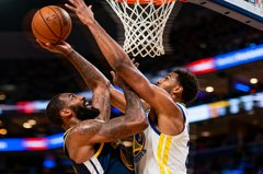 NBA直播画面，球员在篮下激烈对抗的精彩镜头